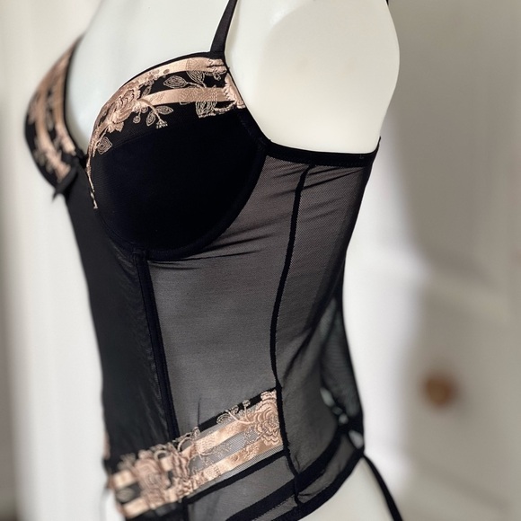 Vogue Vintage corset with golden embroidery - Picture 6 of 16